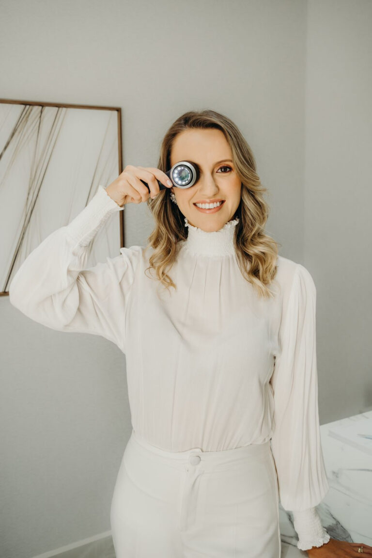 Dra. Vivian Dermatologista com o dermatoscópio para fazer avaliação de pintas.