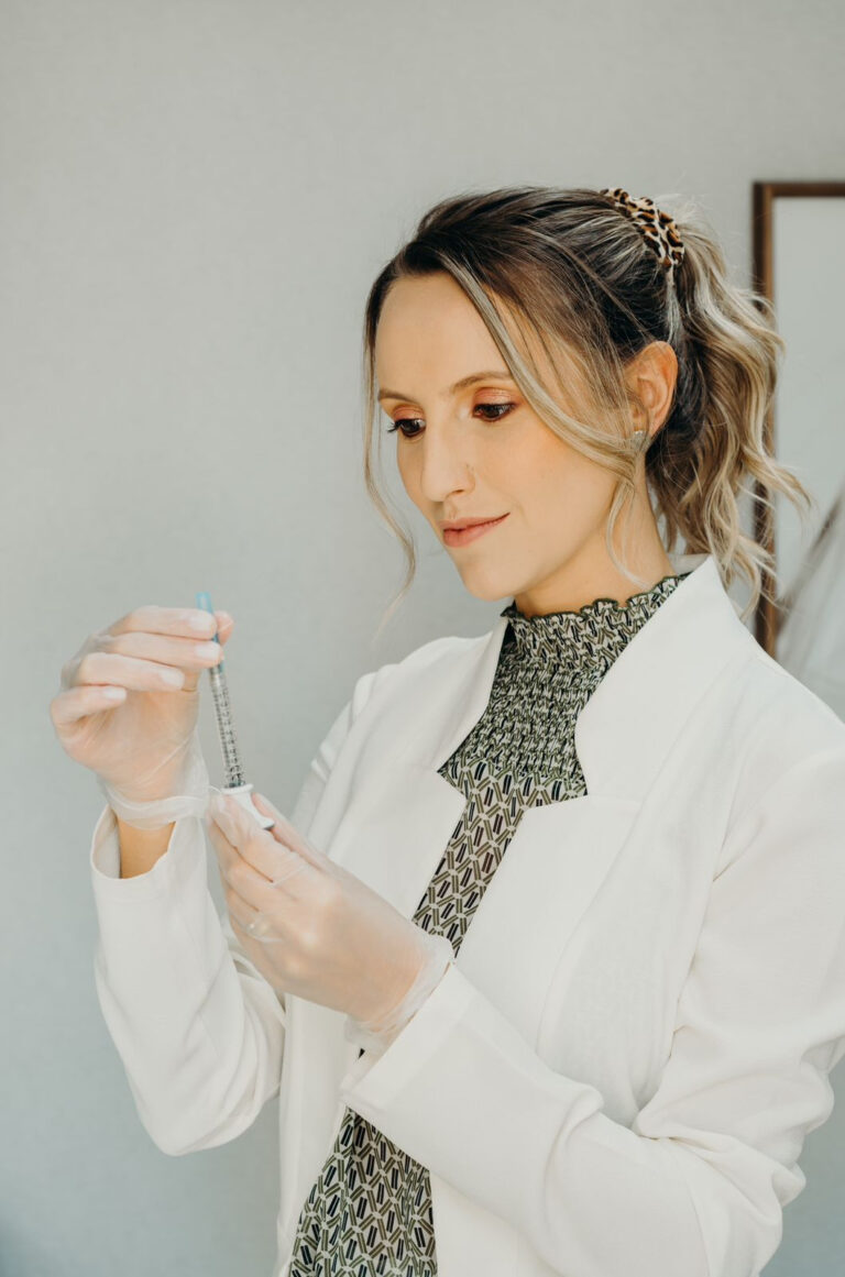 Dra. Vivian preparando o preenchimento