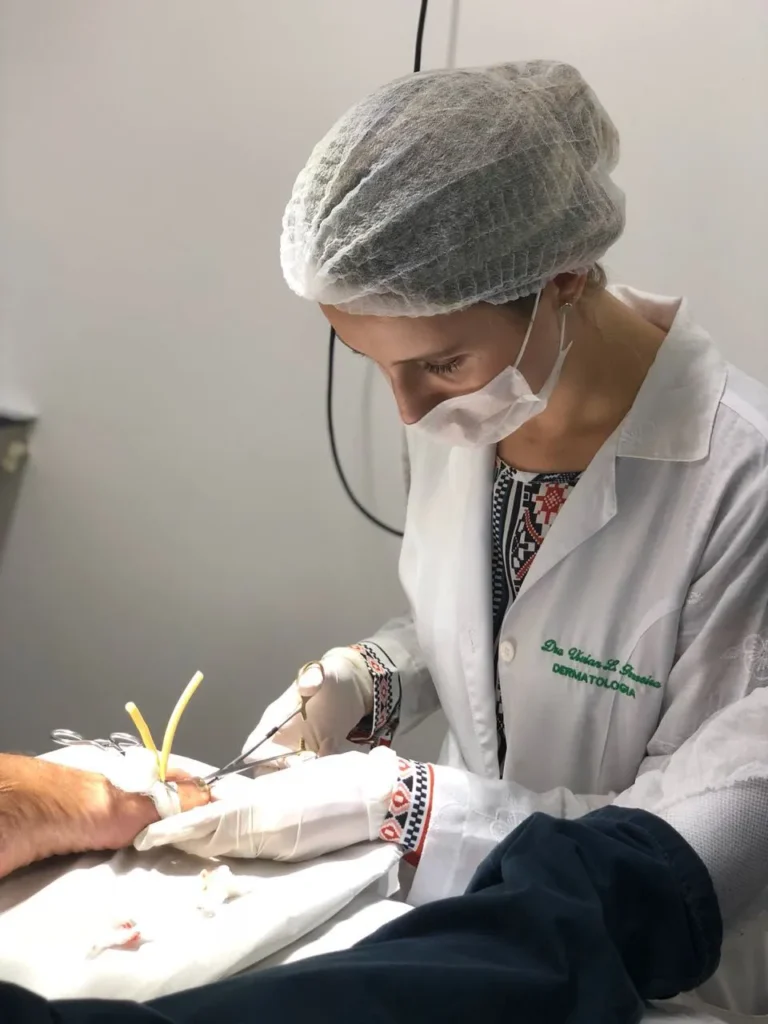 Dra. Vivian fazendo uma pequena cirurgia de unha